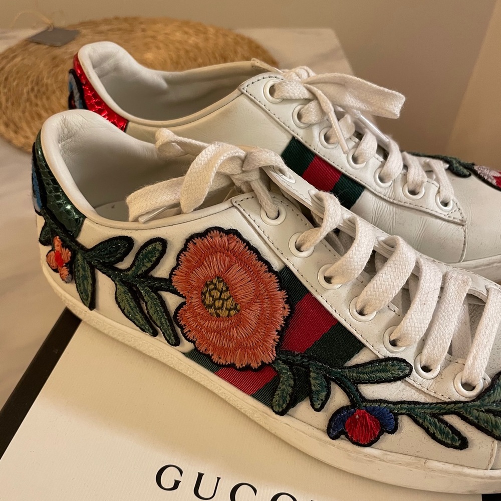 Gucci floral embroidered sneakers like new